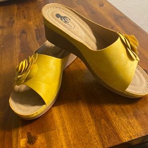 SLIP ON WEDGES W/ FLOWER DETAIL